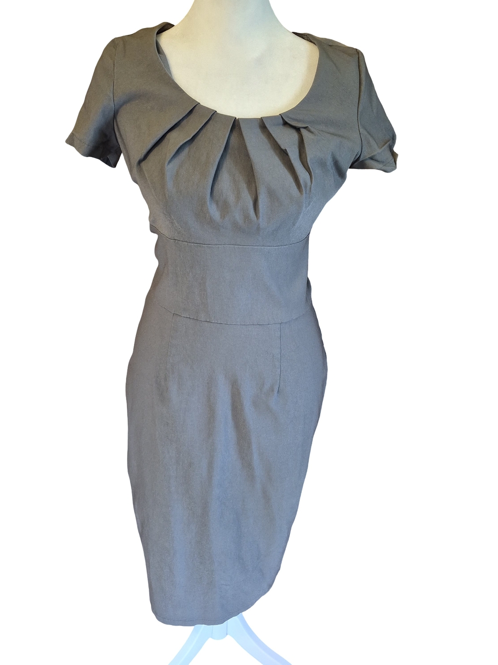 MUXXN Pleated Scoop-Neck Midi Dress in Gray